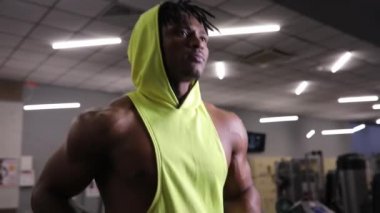 Afro-Amerikan erkek spor salonunda, kardiyo egzersiz koşu bandı üzerinde çalışan