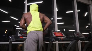 Afro-Amerikan erkek spor salonunda, kardiyo egzersiz koşu bandı üzerinde çalışan