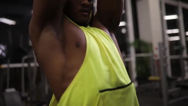 African american mannen att bedriva utbildning apparater i gymmet — Stockvideo