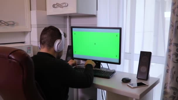 Man Met Computer Met Thuis Chromakey Groen Scherm — Stockvideo