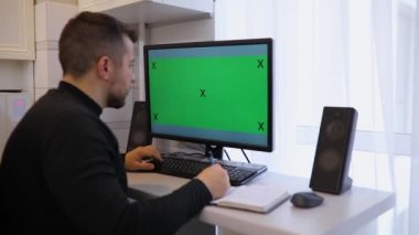 Yeşil ekran chroma anahtar vasıl ev yeniden yazmak bilgi içine defter ile PC bilgisayar kullanan adam