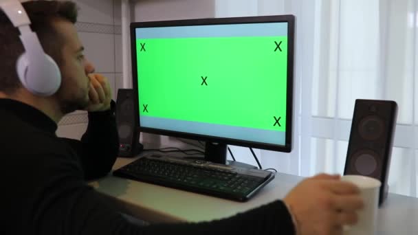 Man Using Computer Green Screen Chroma Key Home Drinking Tea — Stock Video