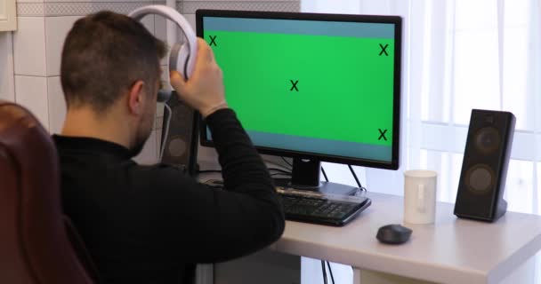 Man Met Computer Met Thuis Chromakey Groen Scherm — Stockvideo