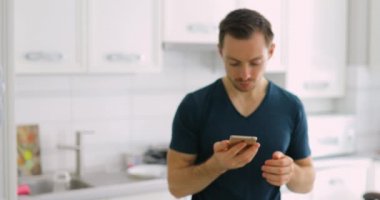 Mutlu şanslı adam gösteren boş yeşil ekran akıllı telefon vasıl ev, o bir ikramiye kazanmak
