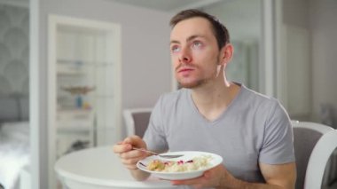 Genç adam nefis kahvaltı keyfi ile evde yemek