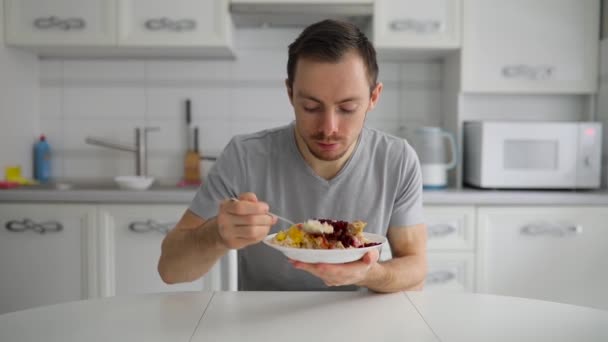 Jonge man eten gezond ontbijt op keuken — Stockvideo