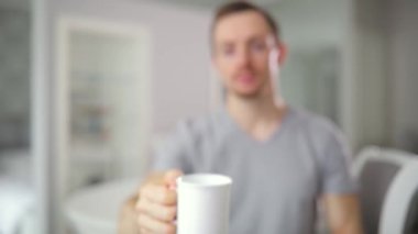 Genç adam ev mutfak çay içme yalnız