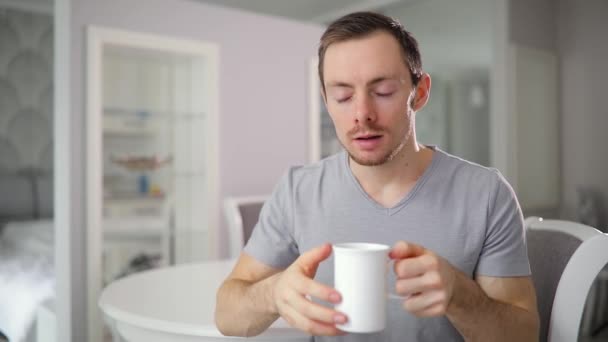 Esta Taza Buena Hombre Señalando Pulgares Hacia Arriba Bonito Olor — Vídeo de stock