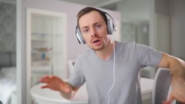 Beyaz adam rapçi evde dans kulaklık müzik dinlemek