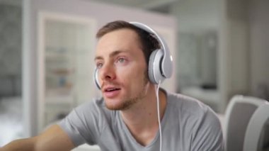 Adam evde Kulaklık dinleme ses