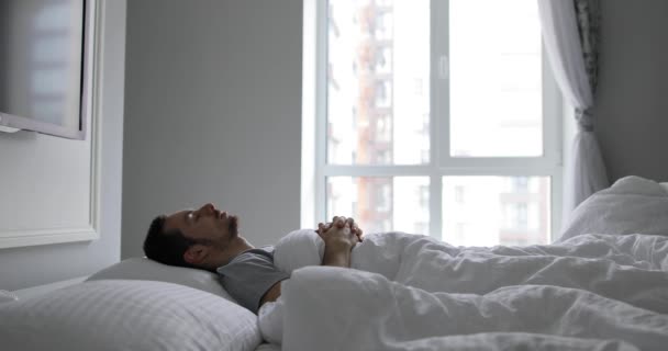 Yalnız içinde yatak kız arkadaşı olmadan uyan üzgün adam — Stok video