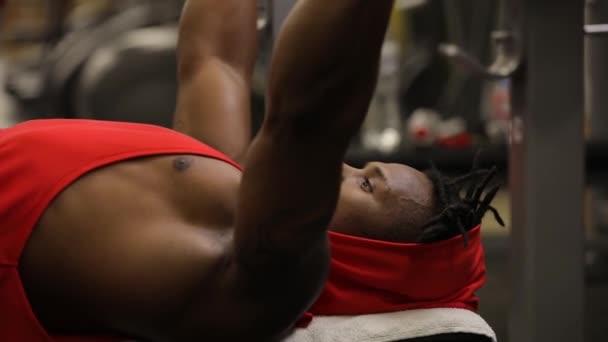 African american sportman opheffing van barbbell in de sportschool — Stockvideo