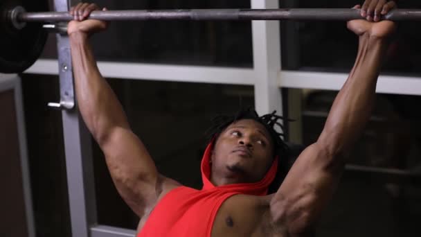 Африканский Американский Спортсмен Поднимает Шашлык Спортзале — стоковое видео