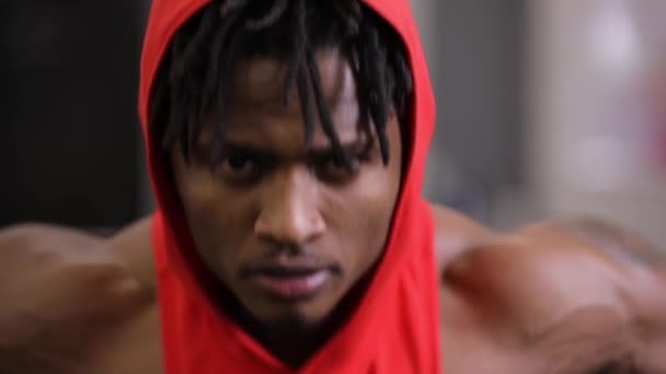 Афроамериканець людиною, роблячи exercice на тренажерах у тренажерному залі — стокове відео