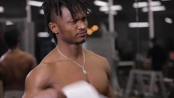 Porträtt av topless afroamerikanska man med handduk i gymmet — Stockvideo