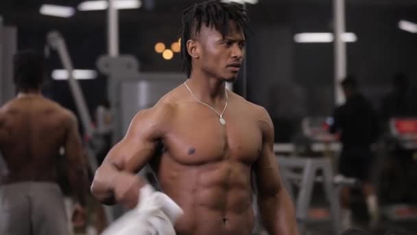 Portret van topless Afro-Amerikaanse man met handdoek in sportschool — Stockvideo