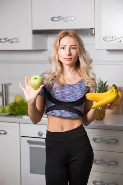 Retrato Mulher Segurando Maçã Bananas Cozinha Conceito Comida Saudável — Fotografia de Stock