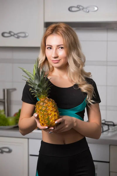 Sport Vrouw Met Ananas Keuken Gezonde Voeding Dieet Concept — Stockfoto