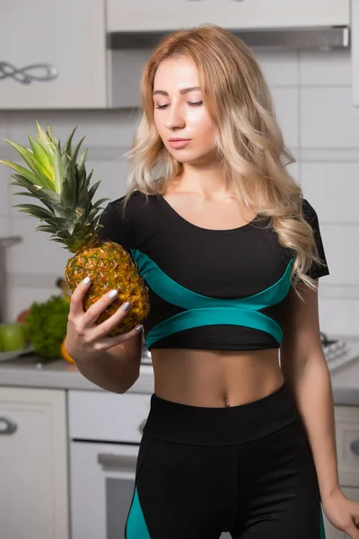 Sportovní Žena Držící Ananas Kuchyni Koncept Dietní Zdravé Jídlo — Stock fotografie