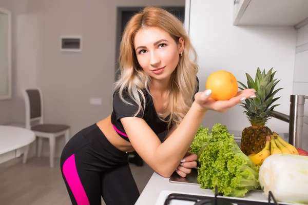 Sportig Kvinna Som Håller Orange Frukt Kök Hälsosam Mat Kost — Stockfoto