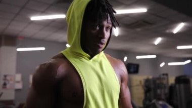 Afro-Amerikan erkek spor salonunda, kardiyo egzersiz bir koşu bandı üzerinde çalışan