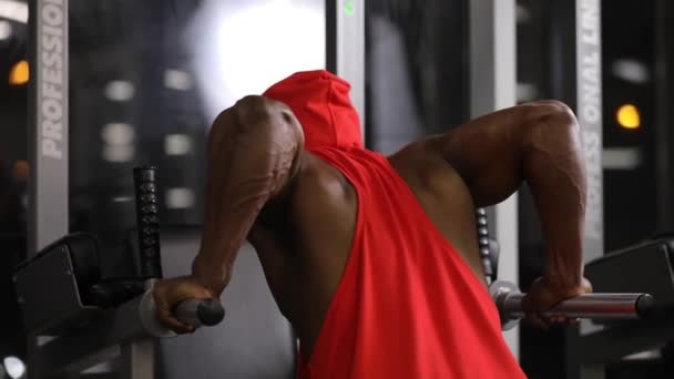 Afro-Américain push ups dans la salle de gym sur les barres parallèles — Video