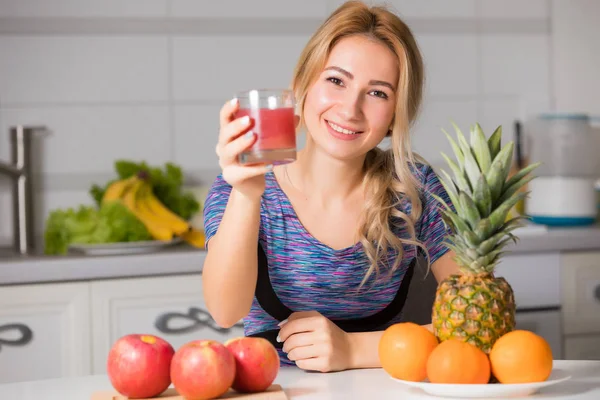 Hübsche Frau Trinkt Saft Der Küche Früchte Auf Dem Tisch — Stockfoto