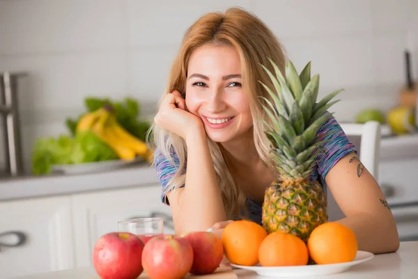 Pretty Woman Med Frukter Som Sitter Vid Bordet Köket Hälsosam — Stockfoto