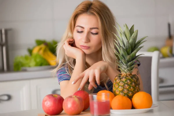 Pretty Woman Med Frukter Som Sitter Vid Bordet Köket Hälsosam — Stockfoto