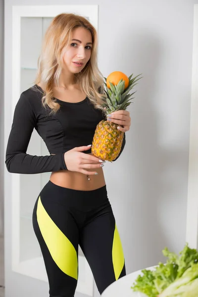 Sportsdame Med Ananas Kjøkkenet – stockfoto