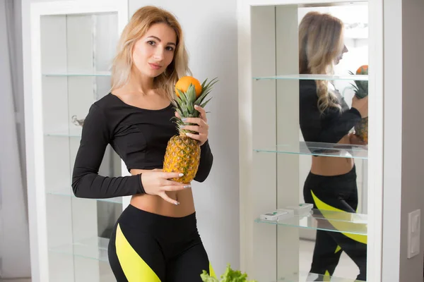 Deportiva Mujer Sosteniendo Una Piña Cocina —  Fotos de Stock