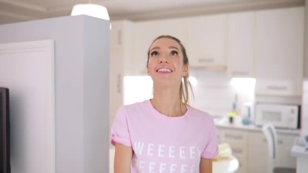 Bonne fin de semaine matin, femme jongler pommes sur une cuisine à la maison — Video