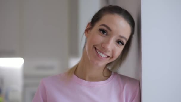 Mosollyal arcán aranyos boldog nő, Vértes portré otthon — Stock videók