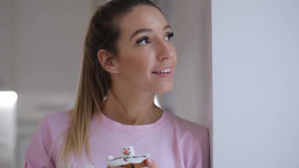 Portret van mooie vrouw in roze ter venster — Stockvideo