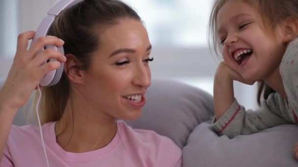 Madre feliz con hija juntos en casa — Vídeo de stock