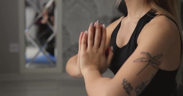 Mujer haciendo yoga por la mañana en casa — Vídeo de stock