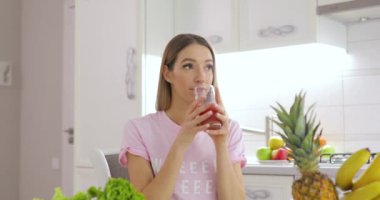 Mutlu kadın taze suyu sabah mutfak içme.