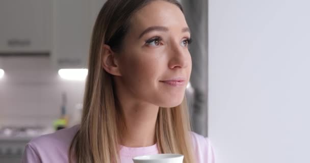 Jeune femme en t-shirt rose profiter du thé avec biscuit d'hiver à la maison — Video