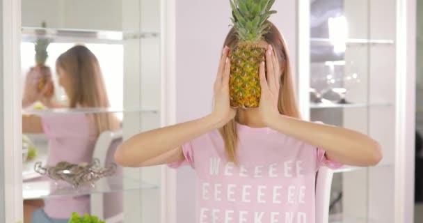 Giovane Donna Divertente Gioca Tenendo Ananas Cucina — Video Stock