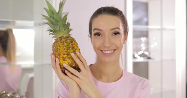 Fiatal vicces nő játszik, ananásszal, konyha — Stock videók