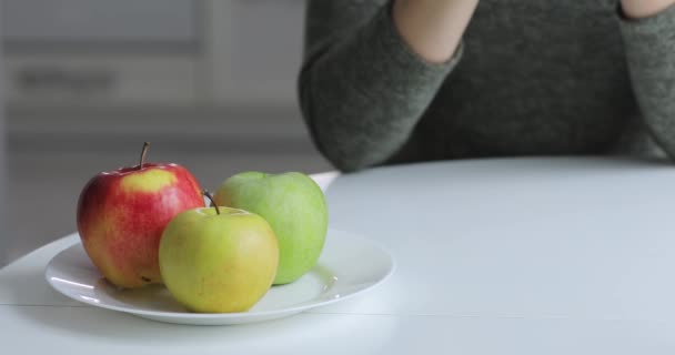 Vrouw zet een kopje en nemen apple uit tabel, gezond voedsel concept — Stockvideo