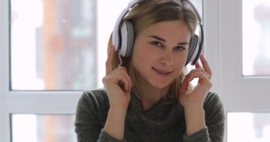 Boş zaman, kadın ev dinleme iyi müzik kulaklık rahatlatıcı