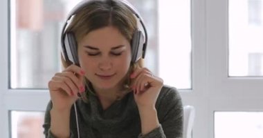 Kadın evde bardak çay ve kulaklık iyi müzik ile rahatlatıcı