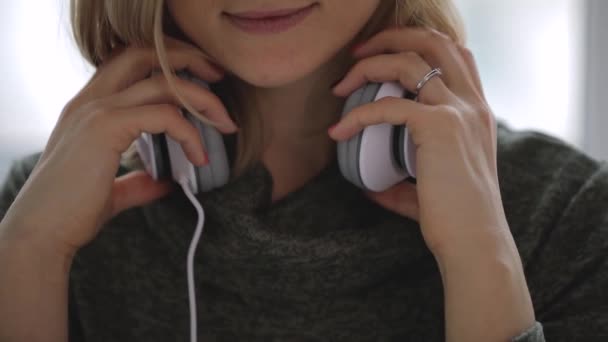 Mulher relaxante em casa ouvindo boa música em fones de ouvido — Vídeo de Stock