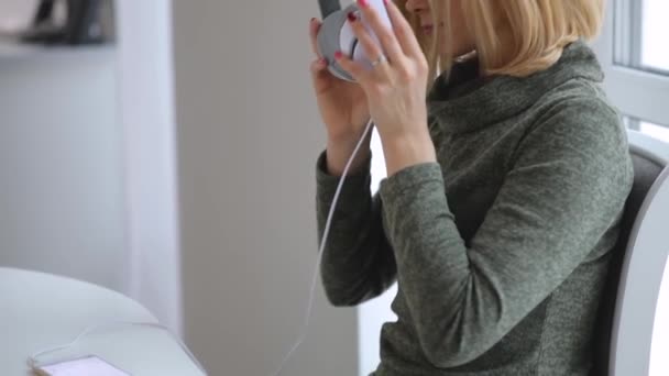 Frau entspannt zu Hause gute Musik hören, Kopfhörer anziehen — Stockvideo