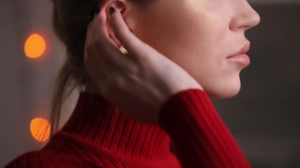 Hermosa modelo de moda en vestido rojo posando pendientes conmovedores — Vídeo de stock