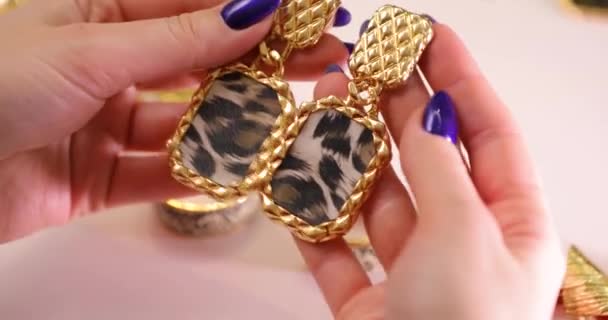 Bijoux dans les mains d'une femme, femme tenant des boucles d'oreilles, macro vidéo — Video