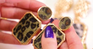 Bir erkek takı eller, kadın holding pahalı küpe, makro video