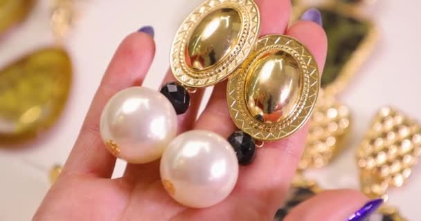 Κοσμήματα σε ένα θηλυκό χέρια, γυναίκα σκουλαρίκια χαρτοφυλακίου, μακρο βίντεο — Αρχείο Βίντεο