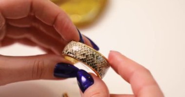 Bir erkek takı eller, kadın holding küpe, makro video